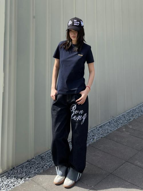 藏兰色t恤怎么搭配图片