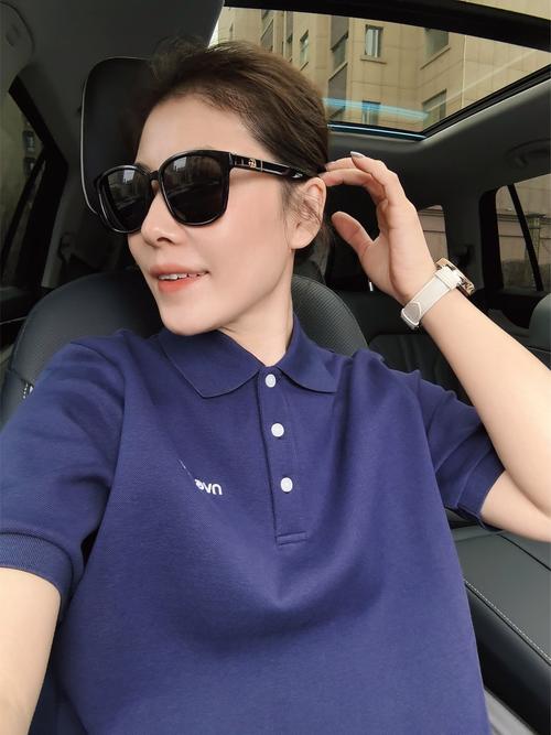 藏兰色T恤怎么搭配