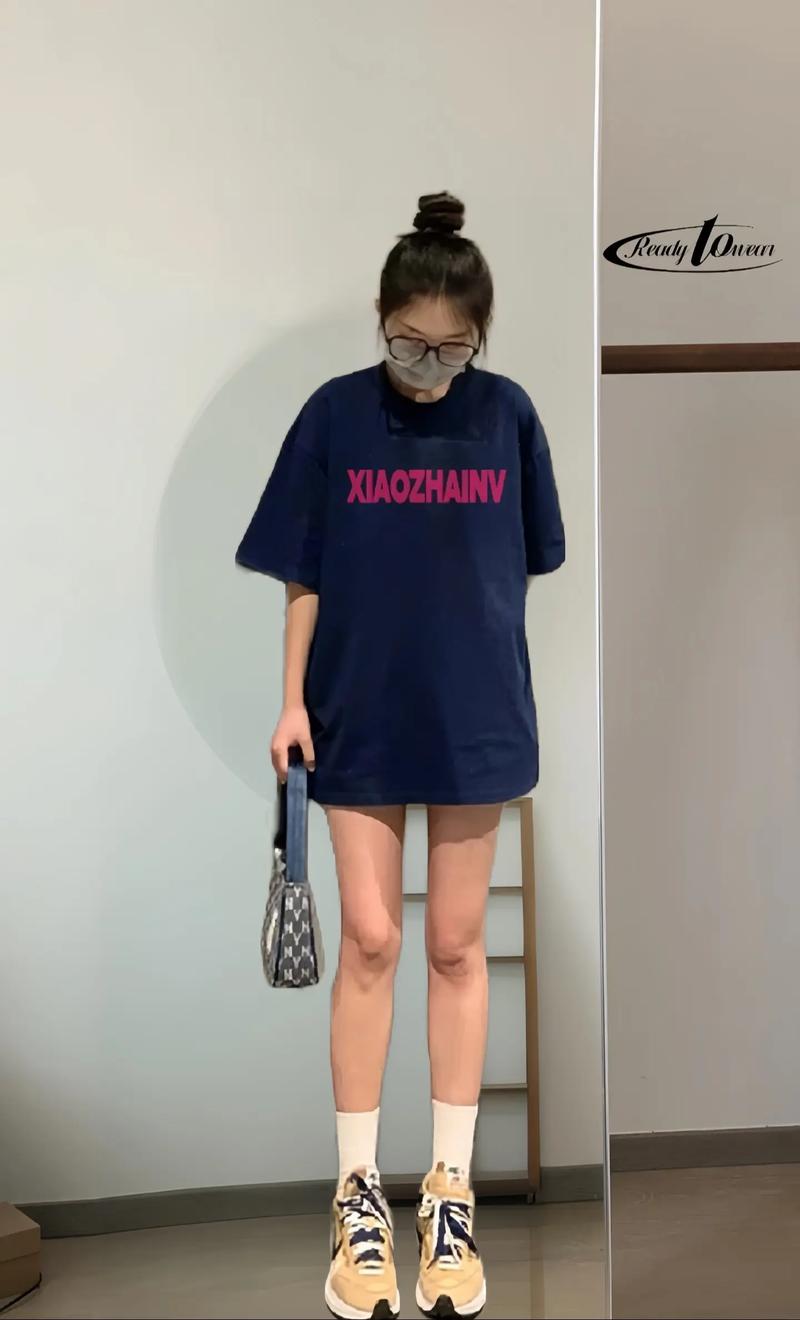 藏兰色T恤怎么搭配