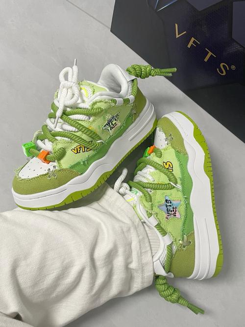 彩色板鞋怎么搭配