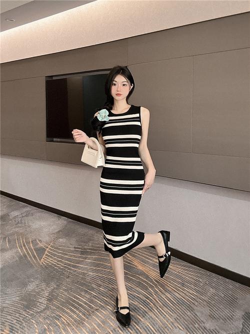 背心条纹连衣裙怎么搭配图片欣赏