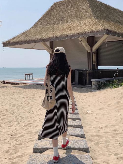 背心条纹连衣裙怎么搭配图片欣赏