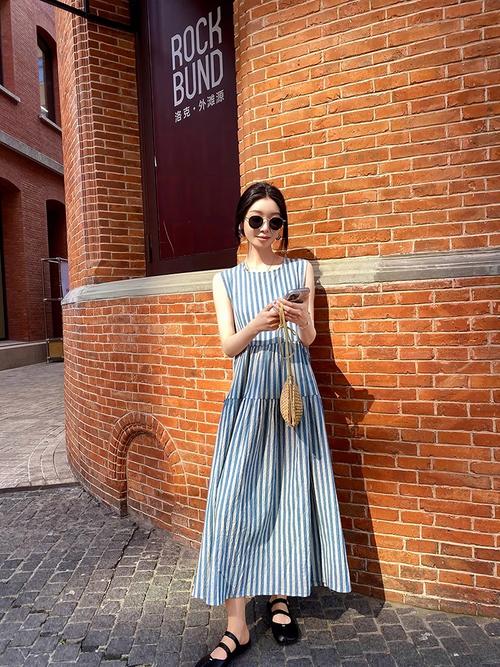 背心条纹连衣裙怎么搭配图片