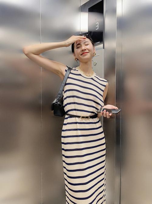 背心条纹连衣裙怎么搭配图片