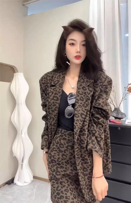 豹纹小西装外套怎么搭配什么裤子