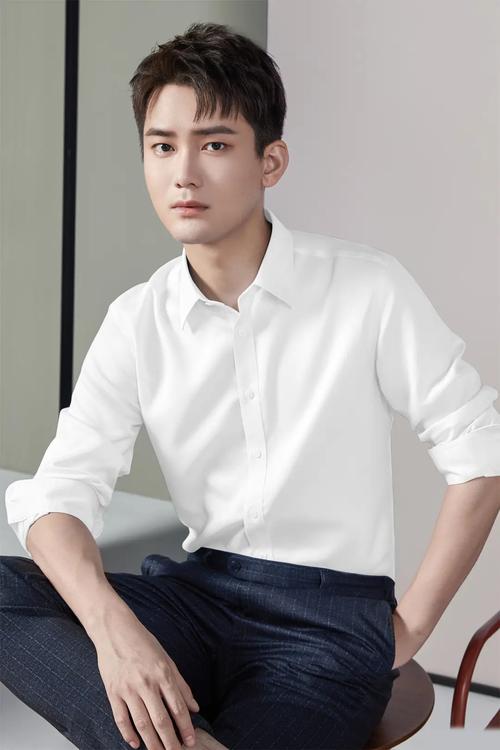 白色男士衬衣怎么搭配图片欣赏