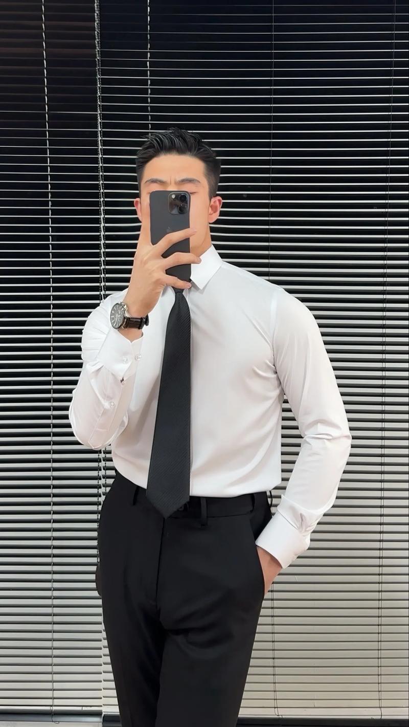 白色男士衬衣怎么搭配