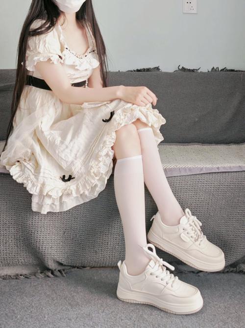 白色的女鞋子怎么搭配衣服