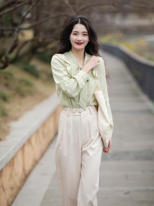 雪纺上衣搭配什么裤子