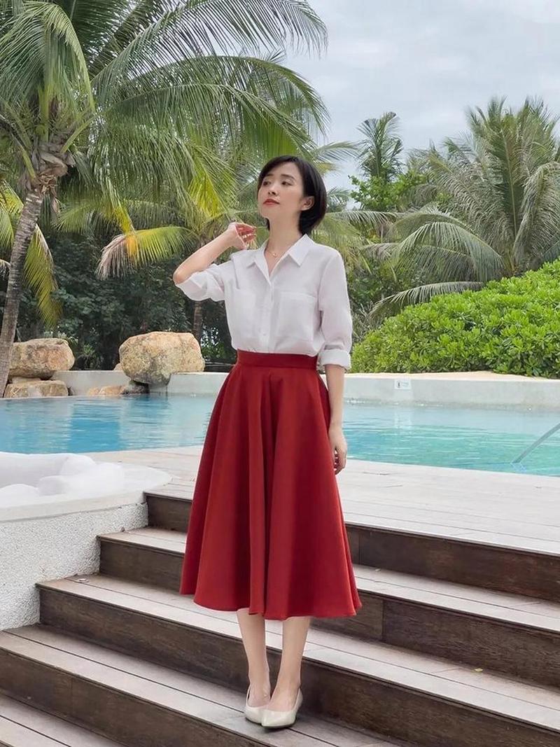 白色衬衫红色裙子怎么搭配什么裤子好看吗