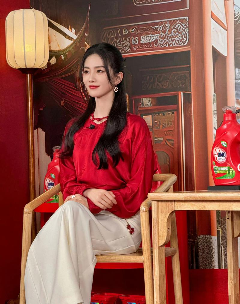 白色衬衫红色裙子怎么搭配什么裤子好看