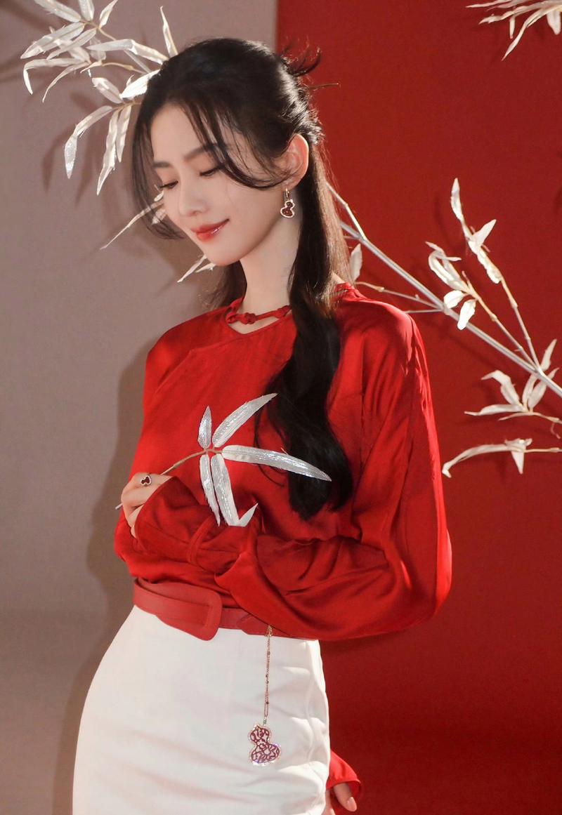 白色衬衫红色裙子怎么搭配