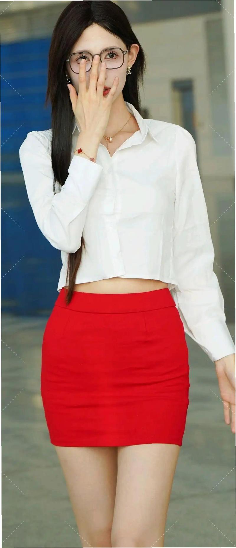 白色衬衫红色裙子怎么搭配