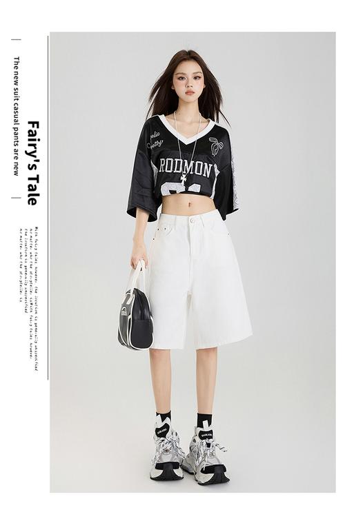 白色a字裤怎么搭配上衣