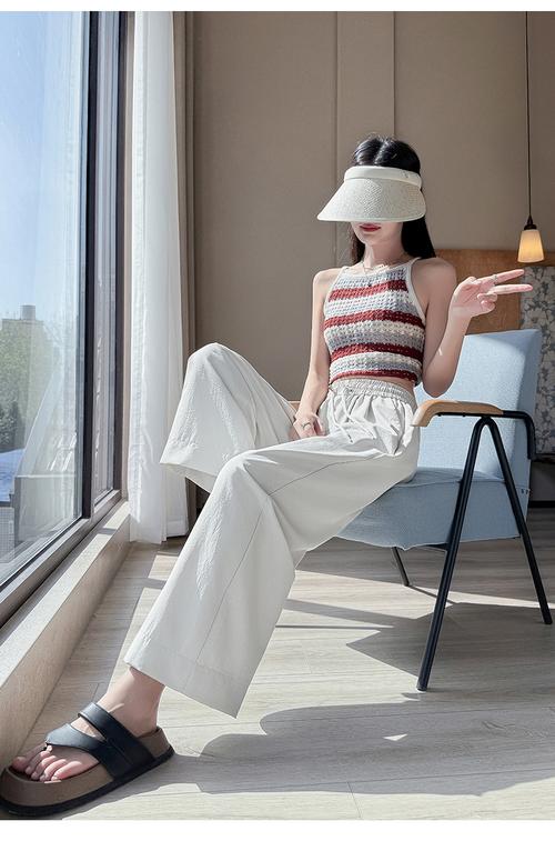 白色a字裤怎么搭配上衣