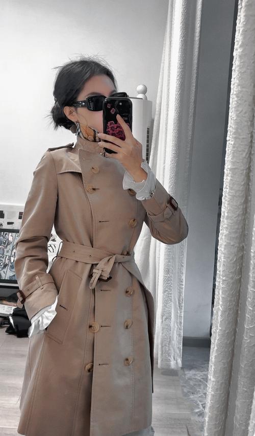 巴宝莉迷彩风衣怎么搭配