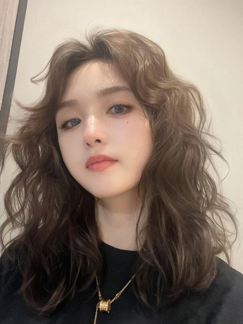 圆脸适合烫什么发型