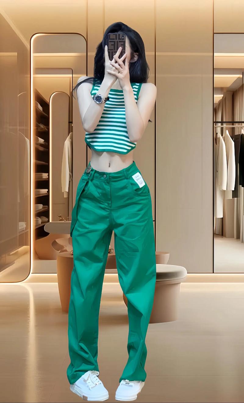 草绿色配什么颜色