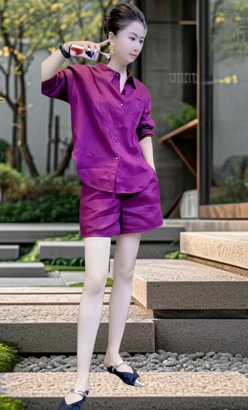 紫色的紫色的鞋子怎么搭配衣服好看