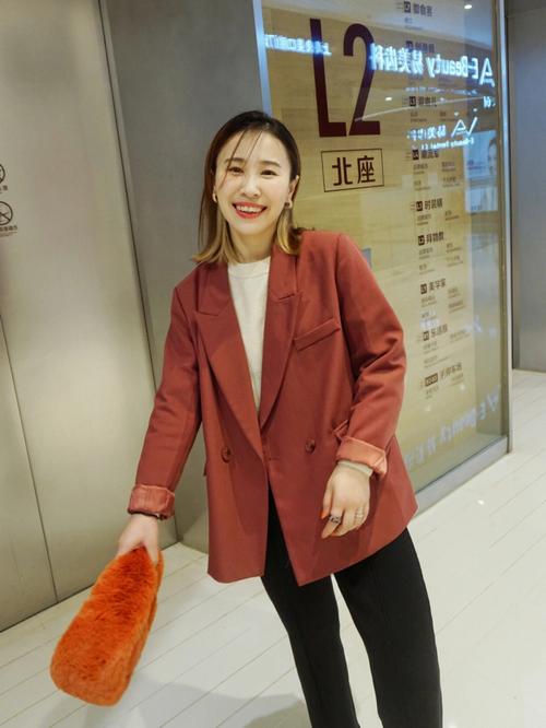 钻红色t怎么搭配