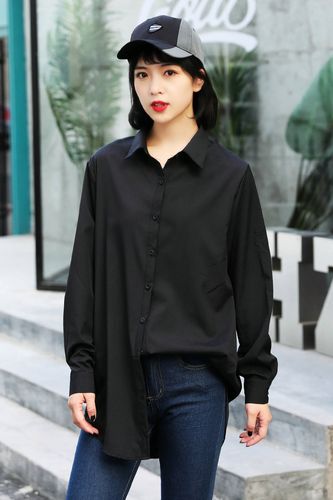 女士的长款黑色宽松衬衣怎么搭配