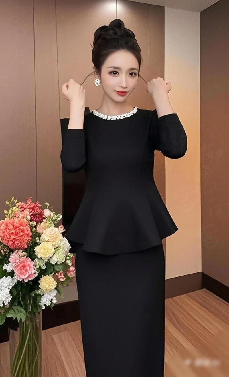 荷叶边半身裙怎么搭配上衣