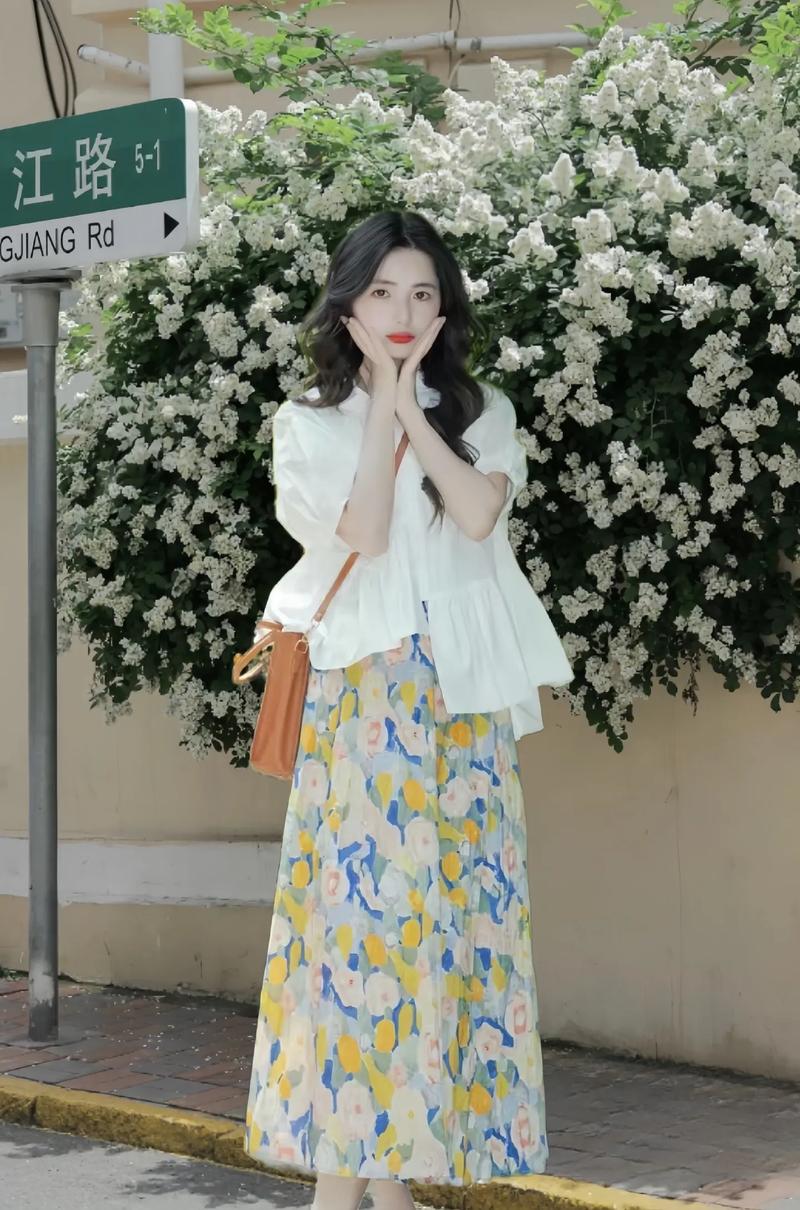 荷叶边半身裙怎么搭配上衣