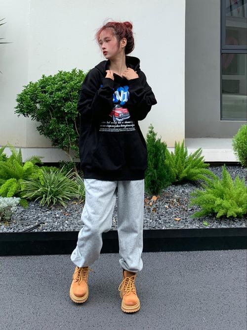 马丁靴加卫衣怎么搭配