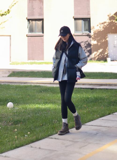 马丁靴加卫衣怎么搭配