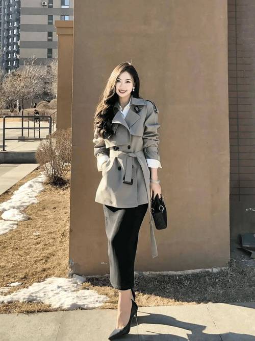 穿风衣怎么搭配衣服40岁女