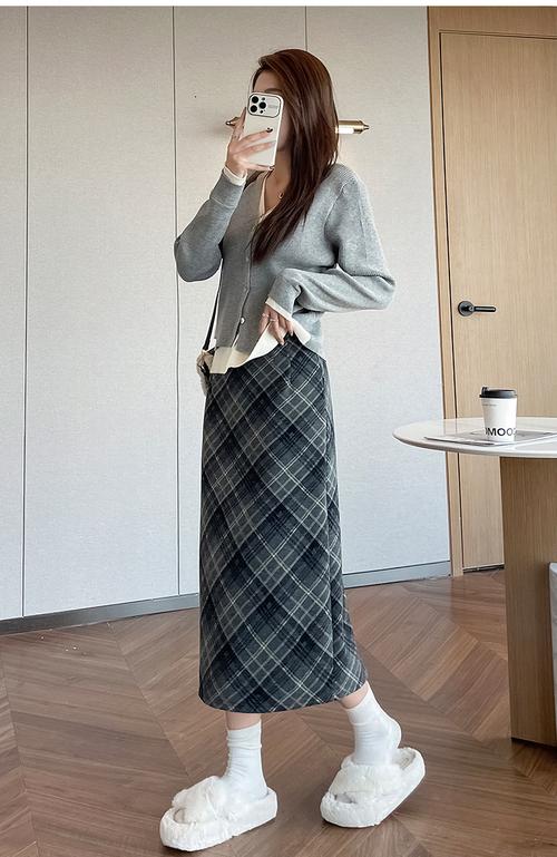 中长款格子半身冬裙怎么搭配外套