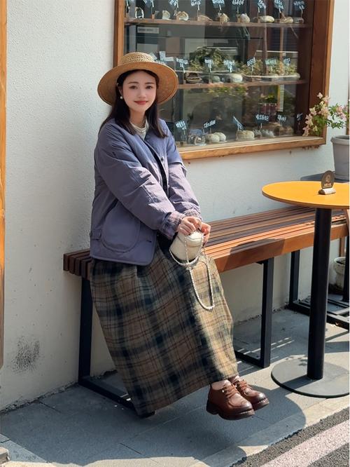格子毛呢半身裙怎么搭配上衣