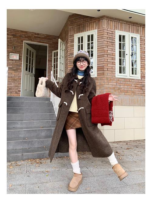 驼色格子短裙怎么搭配