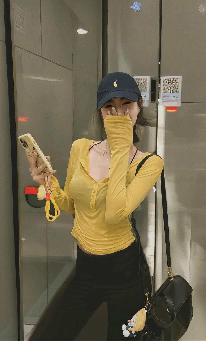 姜黄色t恤怎么搭配外套