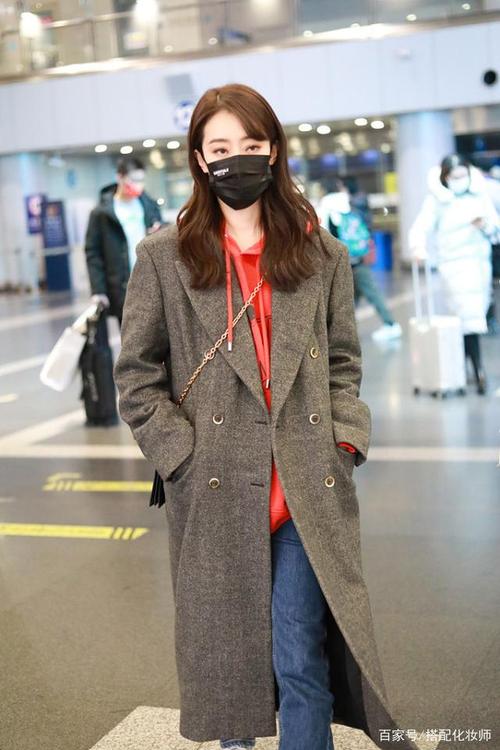 红色卫衣怎么搭配灰色外套