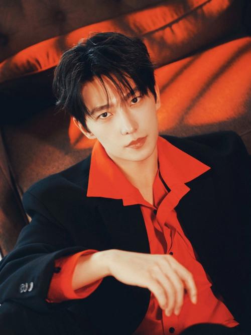 红色衬衫西服怎么搭配男