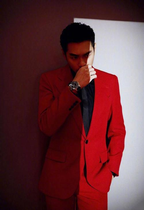 红色衬衫西服怎么搭配男