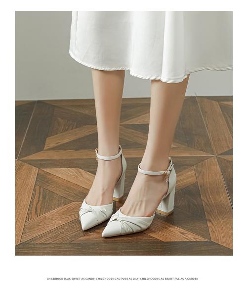 粗白色单鞋怎么搭配