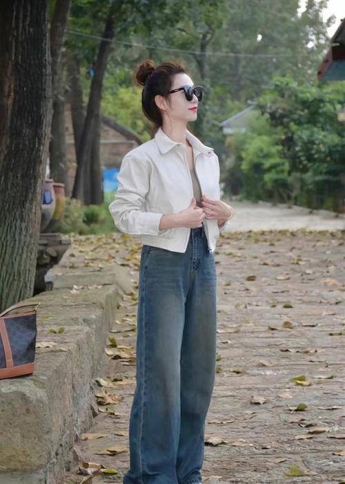 皮衣白色怎么搭配