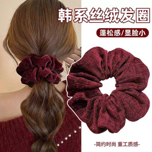 红色大肠发圈怎么搭配衣服