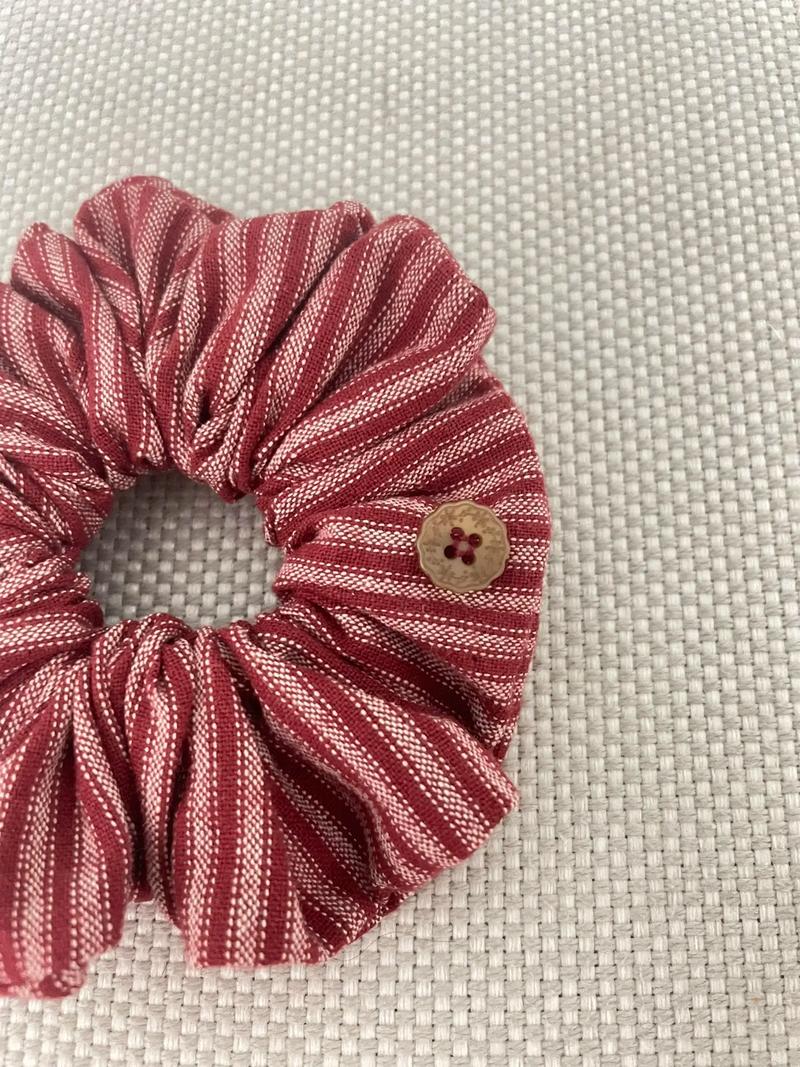 红色大肠发圈怎么搭配衣服