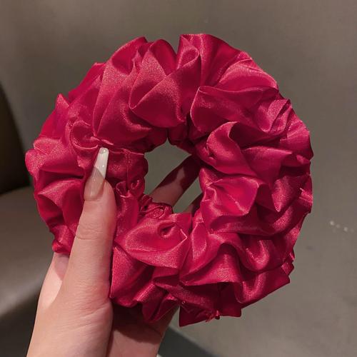 红色大肠发圈怎么搭配衣服