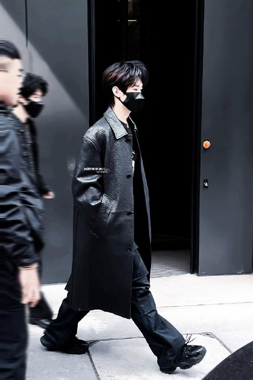 黑色皮风衣怎么搭配好看男