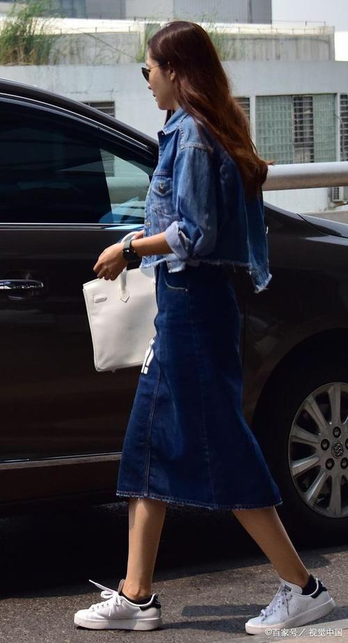 黑色紧身衣怎么搭配与牛仔裙