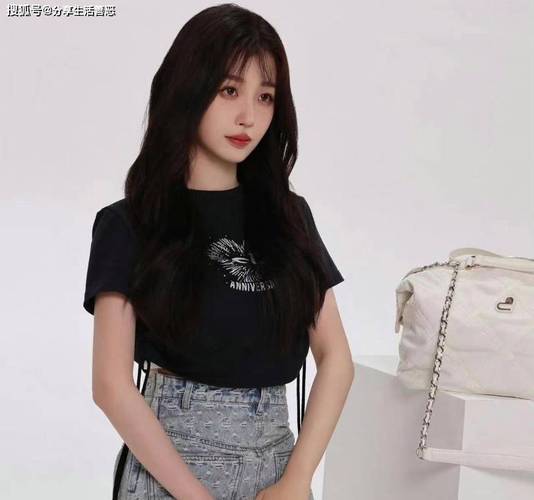 黑色紧身衣怎么搭配与牛仔裙