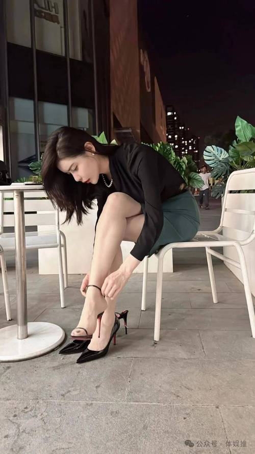 薄款丝袜怎么搭配