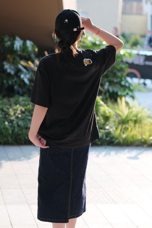 浅色短牛仔裙怎么搭配黑色t恤好看吗