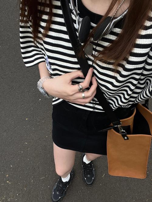 浅色短牛仔裙怎么搭配黑色t恤好看吗