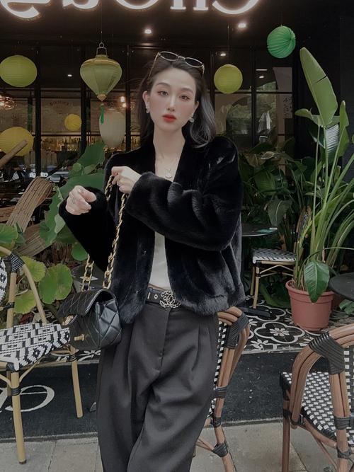 黑色貂毛短款怎么搭配好看