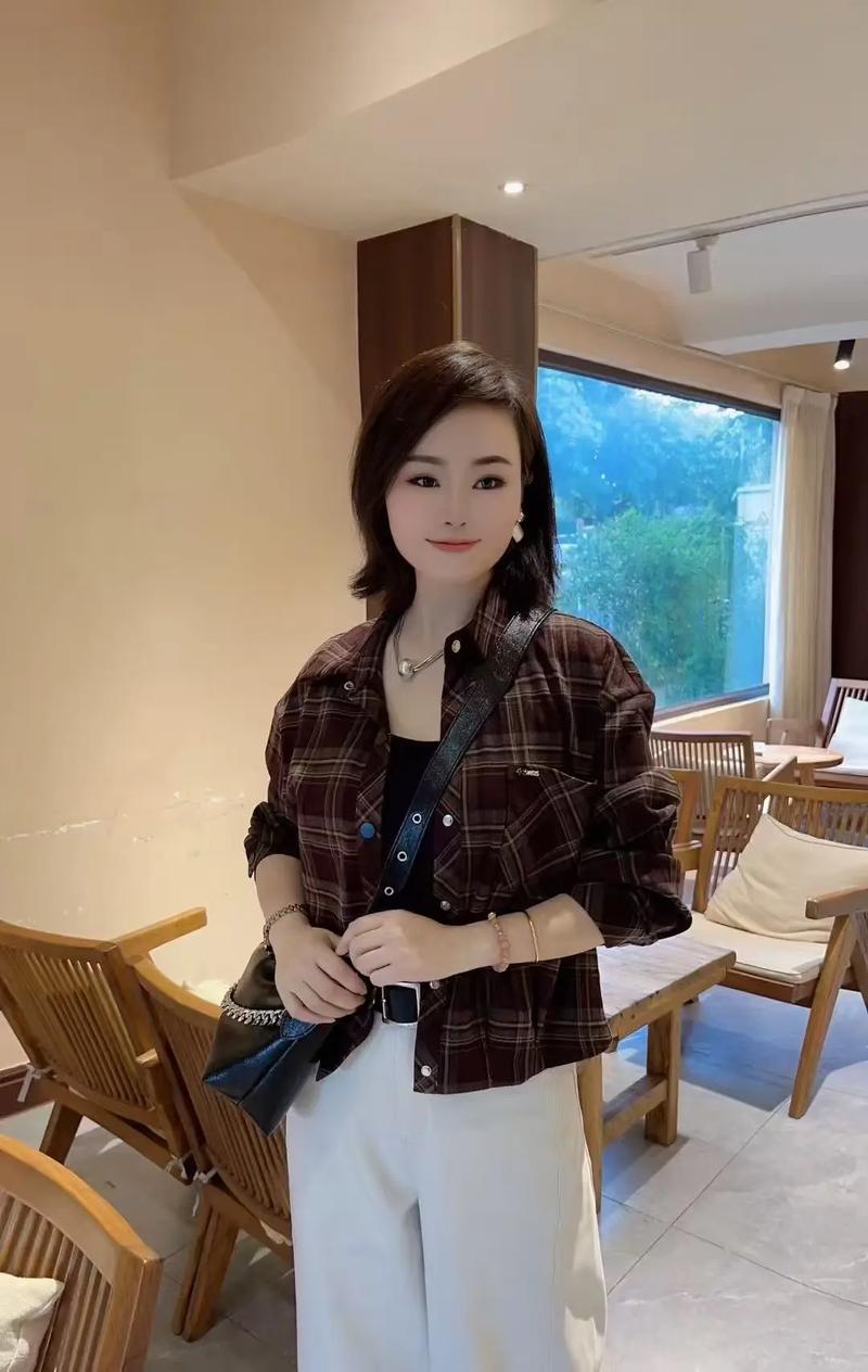 格子裤白色怎么搭配好看